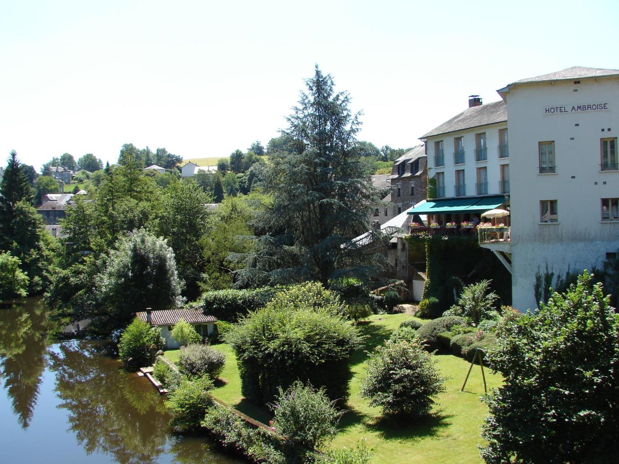 Hotel Ambroise Uzerche Exterior photo